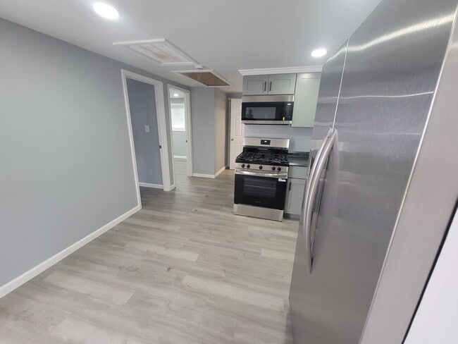 Building Photo - 2BR/1BA Fully Remodeled