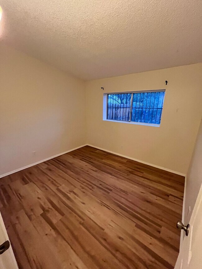 Building Photo - 4150 N Fremont Ave