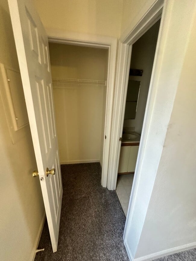 Building Photo - 3 Bed - 3Bath with Den