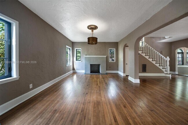 Building Photo - 447 Giralda Ave