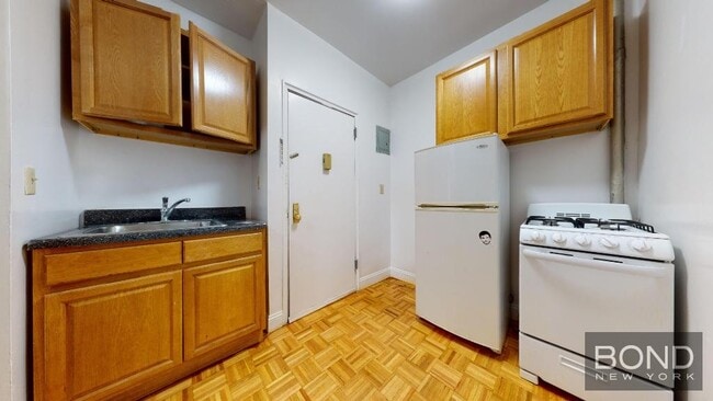 Building Photo - 405 W 50th St