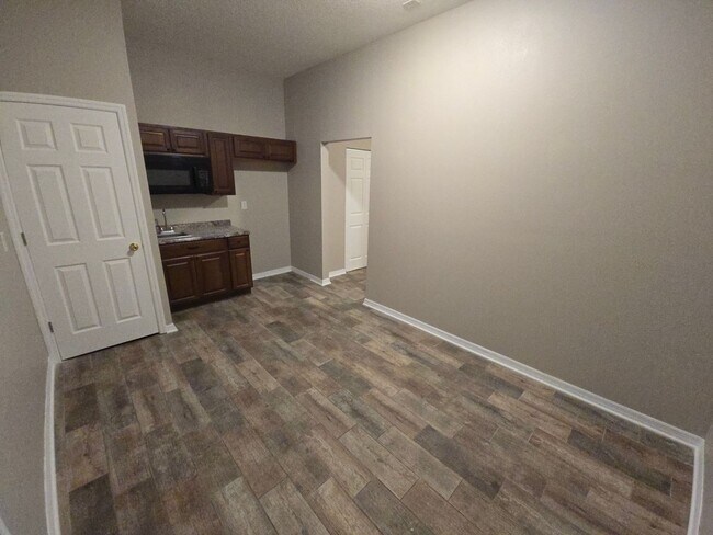 Building Photo - Newly Renovated 4/3 w/pool