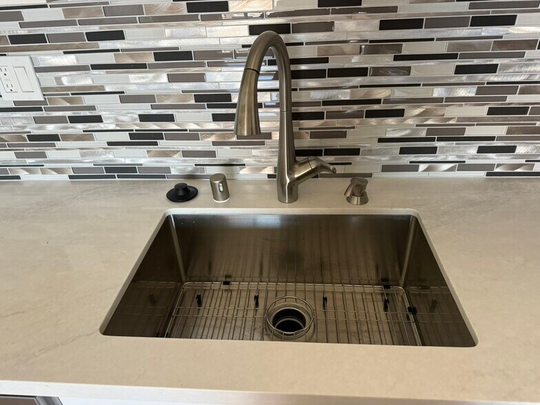large sink - 409 Kirkham St
