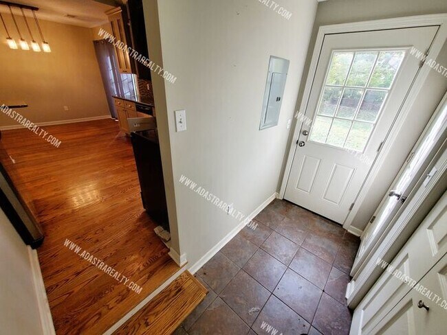 Building Photo - Beautiful Home in Mission, KS-Available NOW!!!