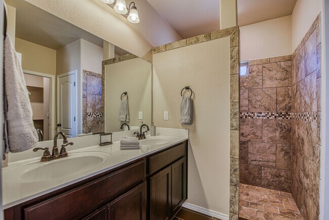 Building Photo - Westside area for Short or Long Term Rental(Completely Furnished) Beautiful 3 bed/2.5 baths