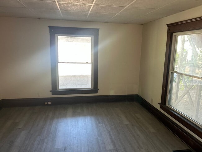 Building Photo - 485 Allyn St
