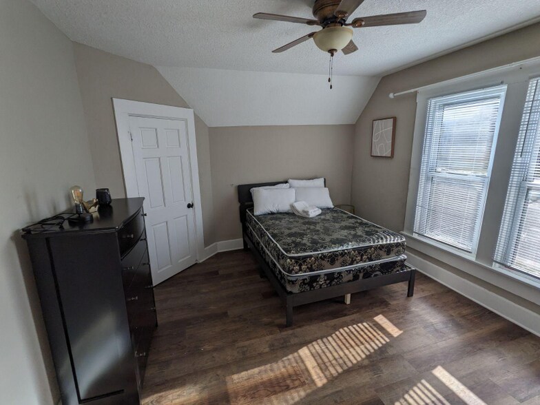 Building Photo - 902-904 W Locust St