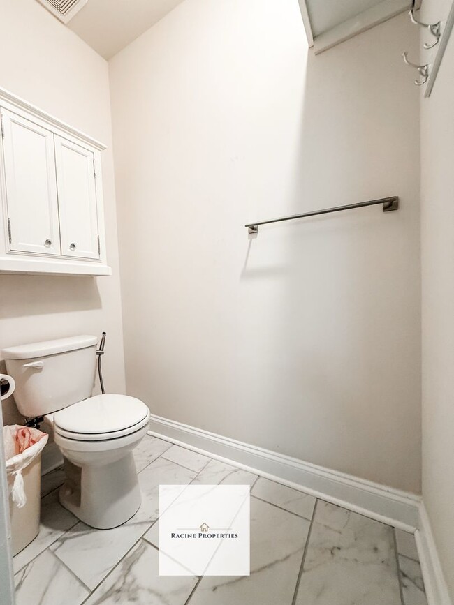 Building Photo - Beautiful, Cozy Home in Greenville!