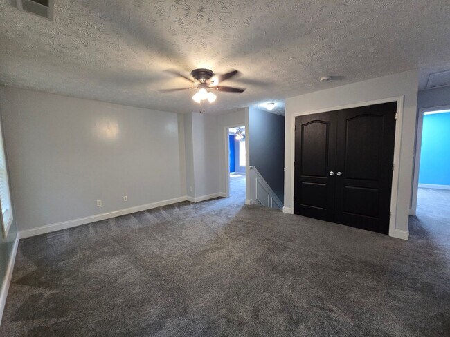 Building Photo - 103 Flag Dr