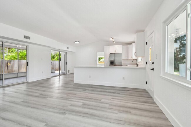 Building Photo - 695 Sunset Dr