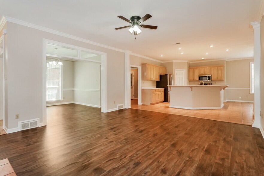 Building Photo - 4077 Course View Dr