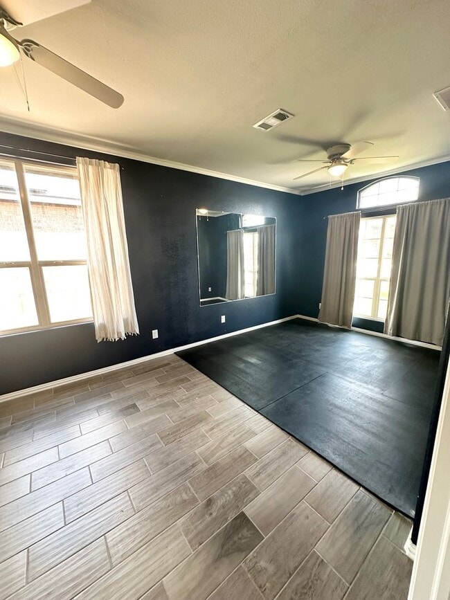 Building Photo - 4 Bed 2 Bath W/ BONUS ROOM Ready to Rent A...