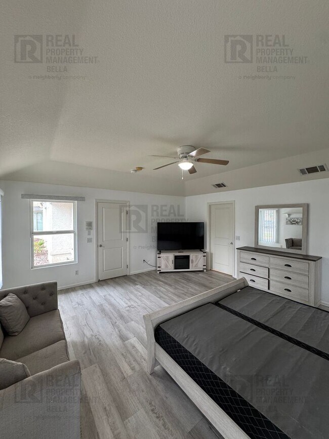 Building Photo - $750 MOVE-IN SPECIAL DISCOUNT AVAILABLE! Luxury Living Awaits: Stunning 4-Bedroom Cul-de-Sac Retr...