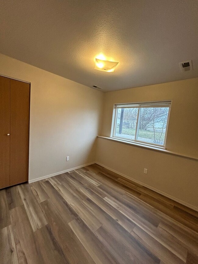 Building Photo - Split Level Townhouse