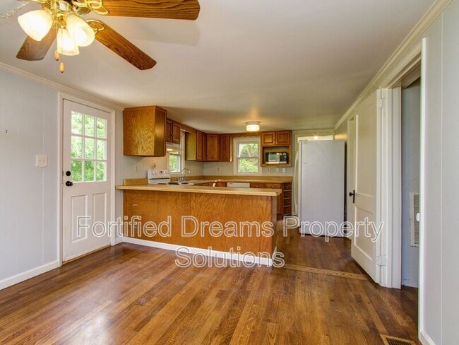 Building Photo - 7507 Greenlawn Dr