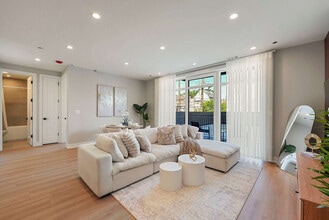 Building Photo - 2344 W Polk St