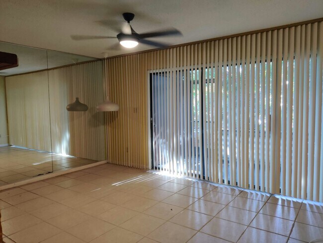 Primary Photo - 1002 E Michigan St