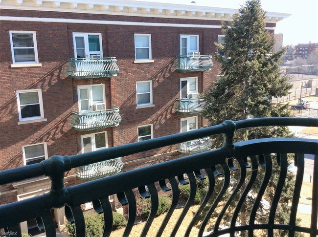 Building Photo - 2464 Harney St