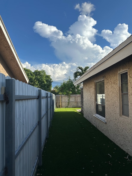 Building Photo - 8208 SW 12th Pl