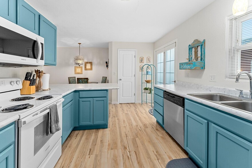 Building Photo - 1304 E Sylvan Cir