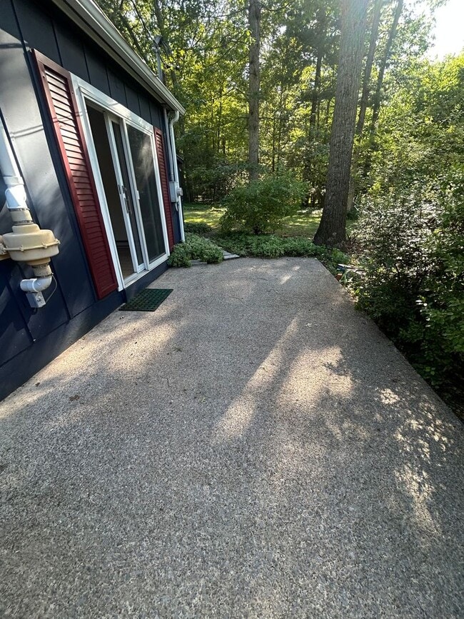 Building Photo - 3 bedroom, 2 bath Ranch House