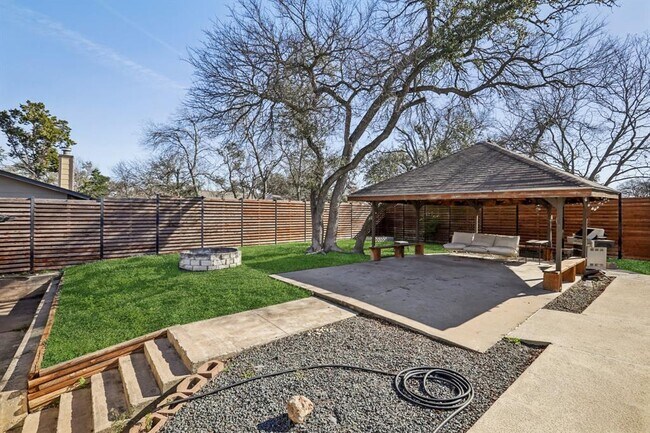 Building Photo - 7205 Twisted Oaks Dr