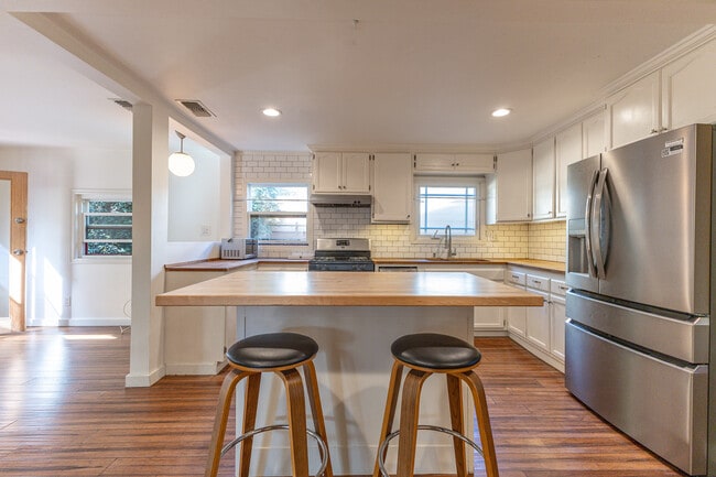 Building Photo - 3418 Greensward Rd