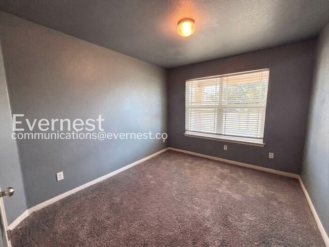 Building Photo - 4 Bed, 2 Bath Home with Fenced Yard & Garage / Pet-Friendly / Coming Soon!
