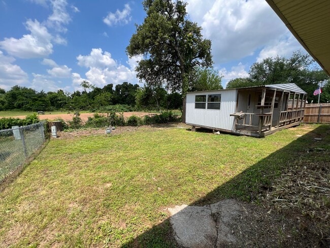 Building Photo - 3 Bedroom/2 Bathroom Home with Covered Pat...