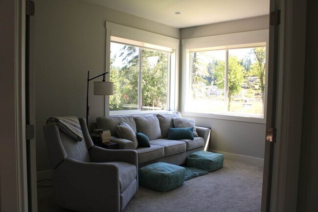Building Photo - Beautiful Wollochet Bay 3-Bedroom Town Home
