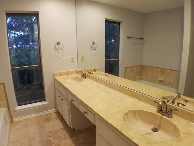 Building Photo - 6201 Highland Hills Dr