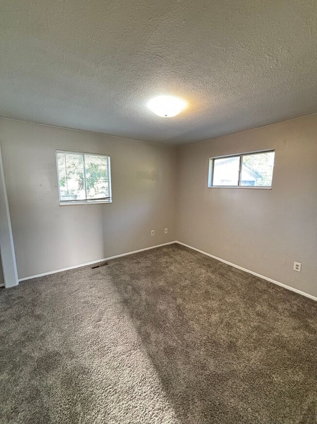 Building Photo - 4 Weeks Free Living! Cozy 3 Bed Home with ...