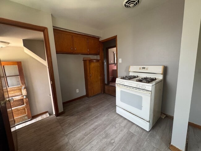 Building Photo - Lovely renovated 3 bedroom house