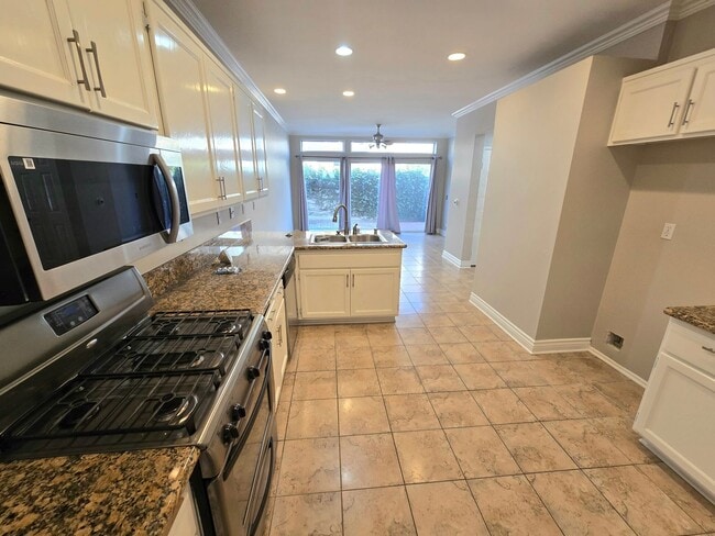 Building Photo - Large and spacious 3 bedroom townhouse with garage!