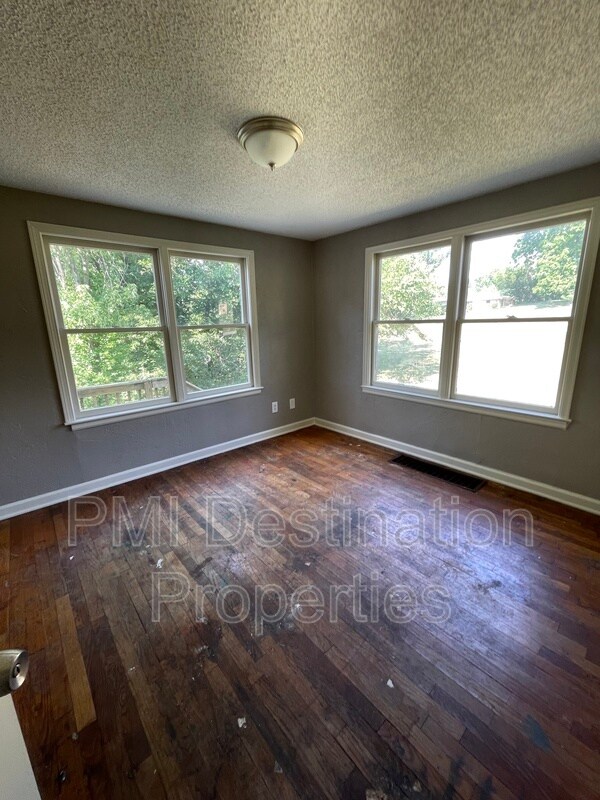 Building Photo - 5528 Parkview Ave