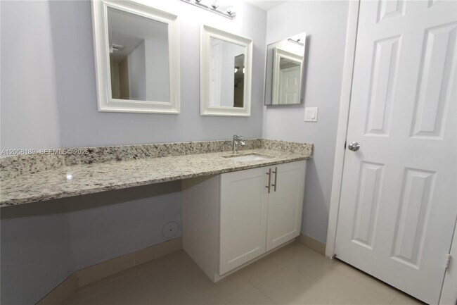 Building Photo - 2803 N Oakland Forest Dr