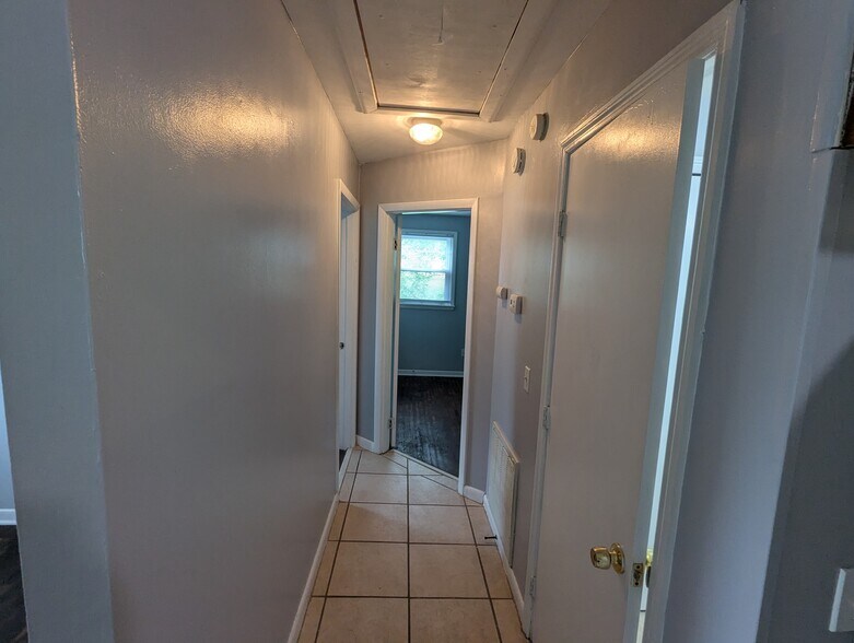 Building Photo - 620A Claridge Dr