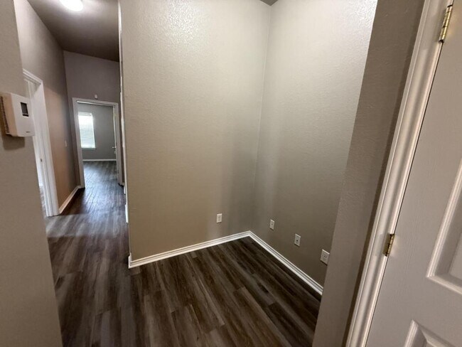 Building Photo - 4205 Cambridge Dr