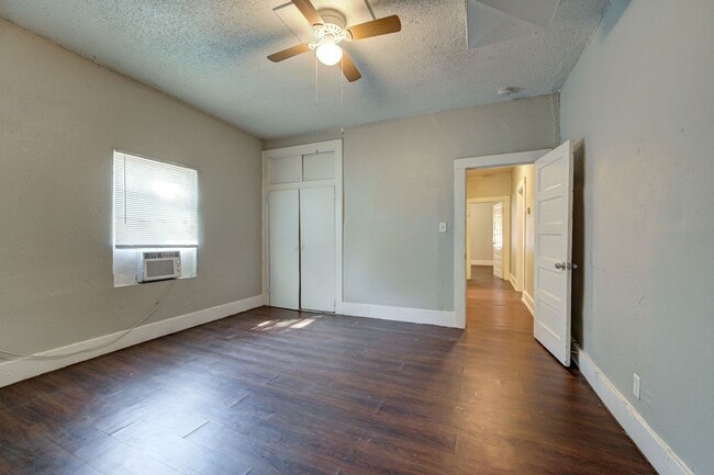 Building Photo - Large 2 bed / 1 bath house! 3 Minutes from I-235, and 10 Minutes from Bricktown!