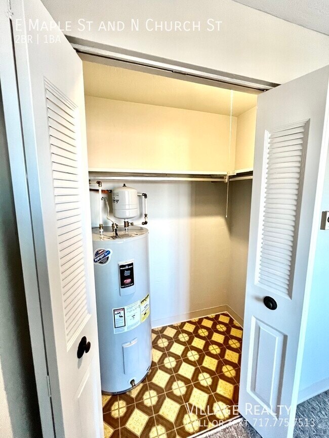 Building Photo - 361 E Maple St