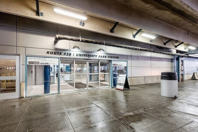 Building Photo - 120 University Ave