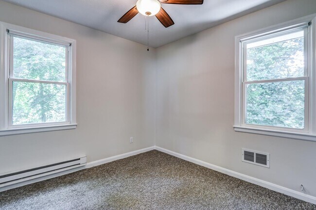 Building Photo - 4605 Greenwood Dr