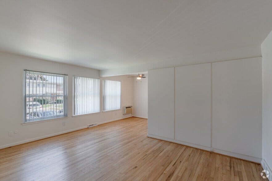 1BR, 1BA - 800SF - Living Room - Elmsleigh Apartments