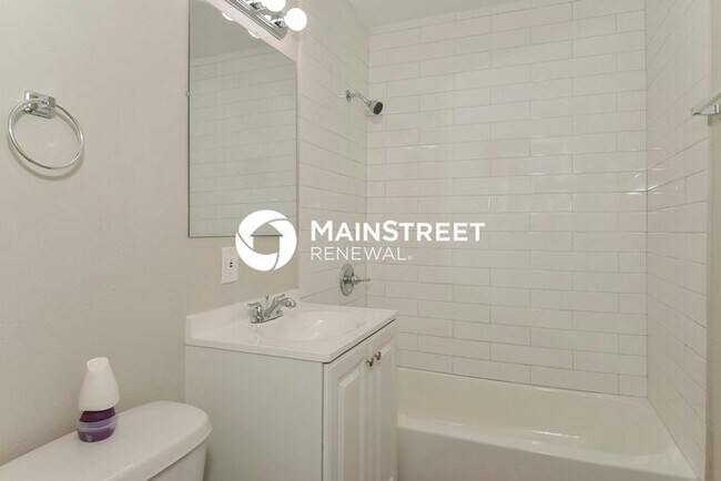 Building Photo - 3 Bedroom Pet-Friendly Home in BRADENTON, FL with Main Street Renewal