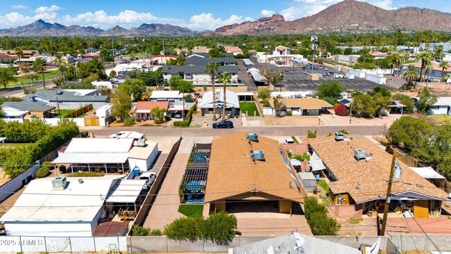 Building Photo - 4819 E Cambridge Ave