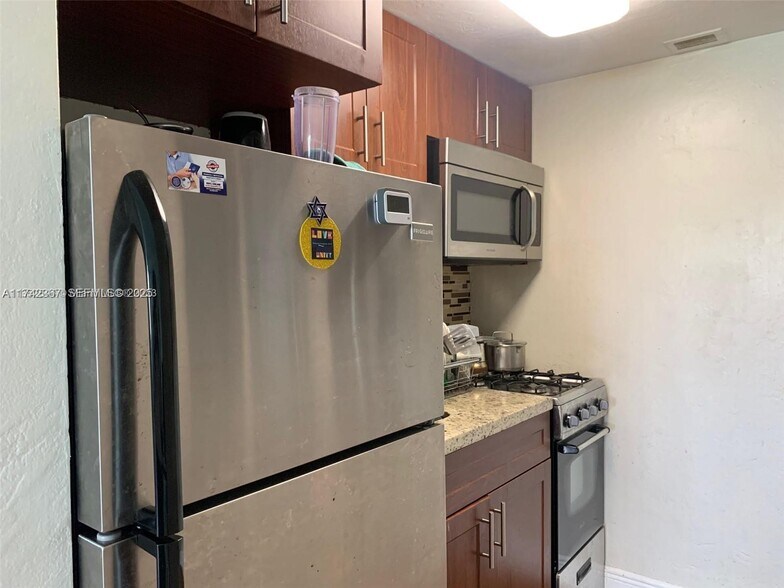 Building Photo - 6484 Indian Creek Dr