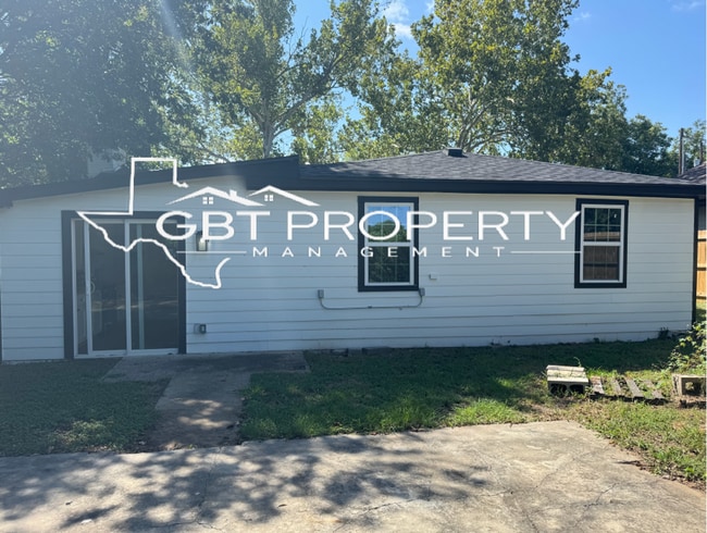 Building Photo - Beautifully Renovated 3 Bed, 2 Bath Home f...