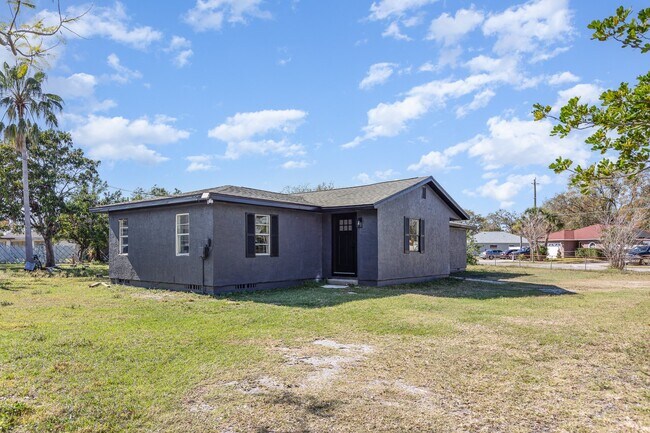 Building Photo - 733 Tarpon Ave