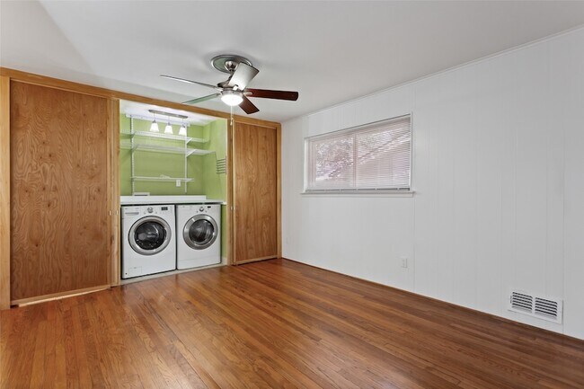 Building Photo - 7475 Brentcove Cir