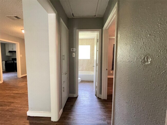 Building Photo - 5213 Anzio Rd